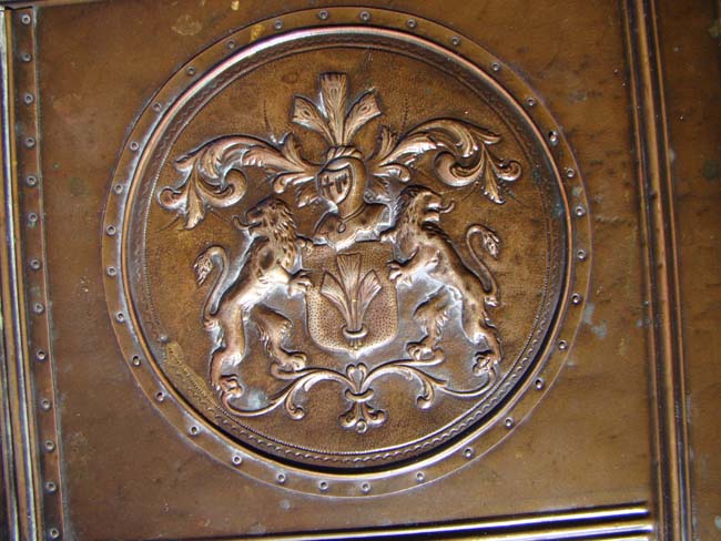 A 19th century Dutch brass repousse decorated coffer — image 5